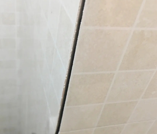 小店瓷砖空鼓维修公司分享阳台瓷砖脱落的修复过程可以分为以下几个步骤