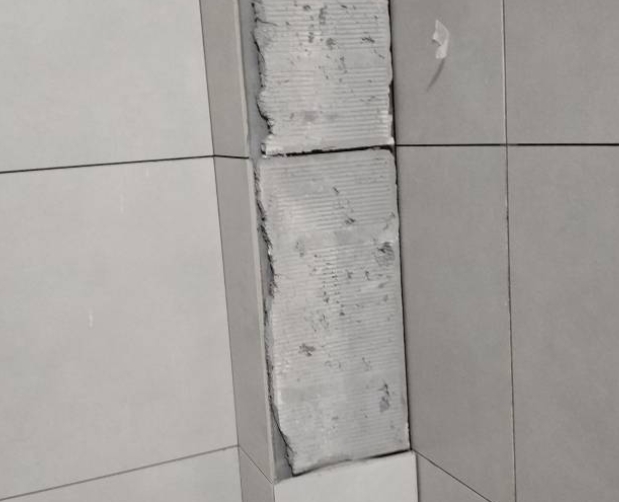 小店瓷砖空鼓维修公司分享下瓷砖施工前基层浇水润湿程度不足，可能导致以下问题
