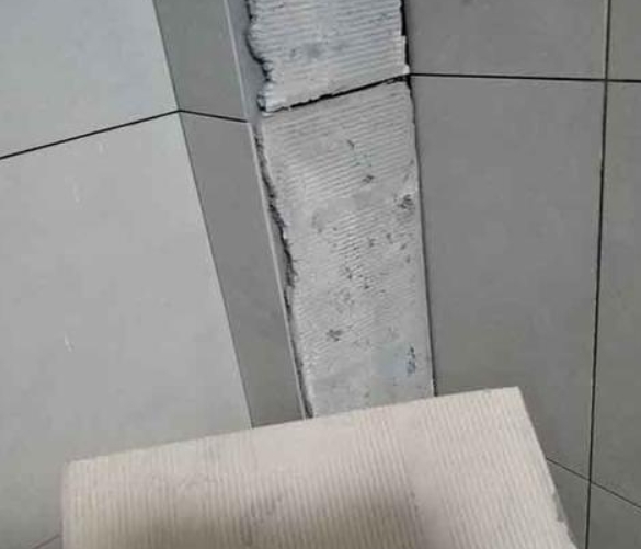 小店瓷砖空鼓维修公司分享下厨房瓷砖脱落的补救措施。